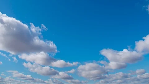 Cirrus clouds in a clear blue sky. White clouds move across the sky in spring. Stock-Footage 126417911