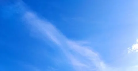 Cirrus Clouds in Deep Blue Sky Background Fotos Stock