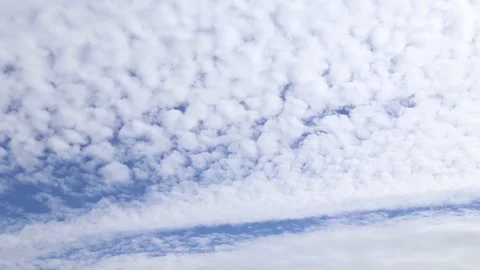 Cirrus clouds move rapidly across the sky Video stock 94956526
