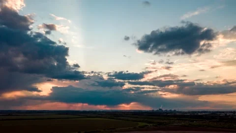 Cirrus clouds movement during sunset. Sky in subtle shades of orange. Fabulous a Stock Footage 130948150