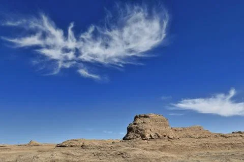 Cirrus uncinus cloud over eroded trailer van-shaped yardang. Qaidam basin-CN Stock-Fotos