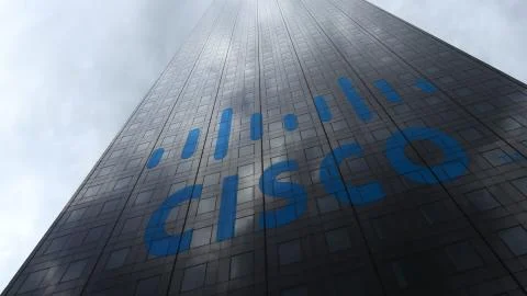 Cisco Systems logo on a skyscraper facade reflecting clouds. Editorial 3D Ilustración de archivo