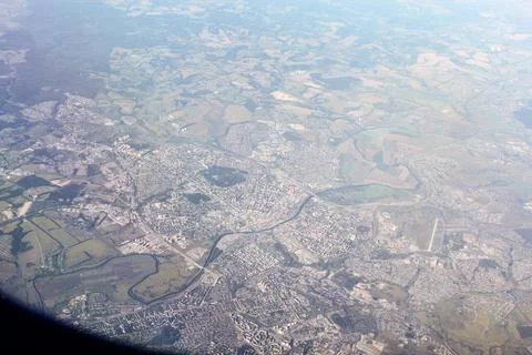The cities are far below. 库存照片