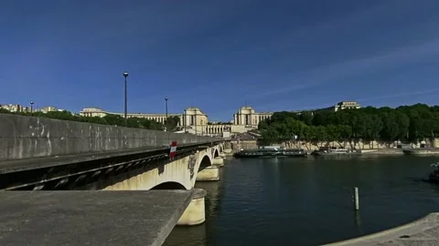 CITIESP5BRIEF PARIS, COVID LOCKDOWN, 360° CAMERA, EIFFEL TOWER, THE SEINE... Video stock 154907185