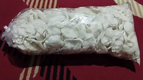 Citing crackers that are fried using hot sand Stock Footage 219653208