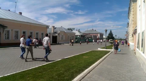 Citizens are walking down the main street of city Kolomna Kremlin 스톡 동영상 51166841