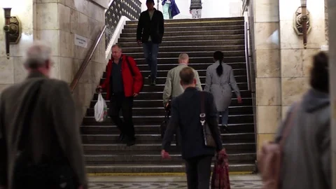 Citizens hurry to work Stock Footage 114167475