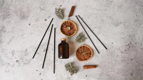 Citrus reed diffuser with cinnamon, dry orange and fir tree branches. Foto stock