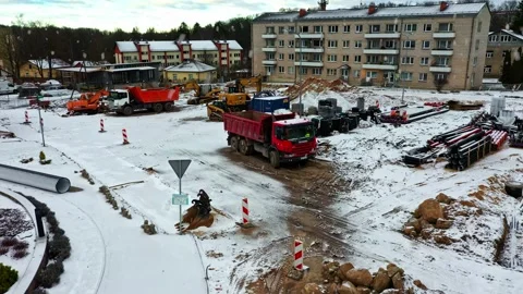 City center redevelopment site with heavy machinery and materials in winter Vídeo Stock 331271853