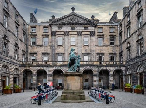 The City Chambers building at Edinburgh with its famous statue of Alexander t Stock Photos