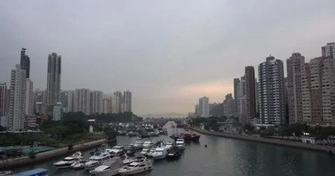 City cloud during storm rain hurricane heavy rainy sunset 動画素材 334646791