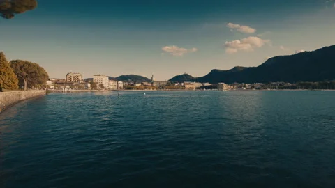 City of Como with Como lake in the foreground and cloudy sky 스톡 동영상 139277005