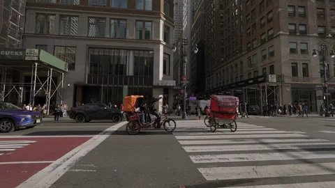 City Cyclists Skillfully Navigating Through Busy Urban Crosswalks While Vidéo 295077454