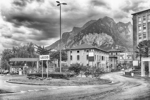 City intersection with scenic mountain in the background, Lecco, Italy Foto stock