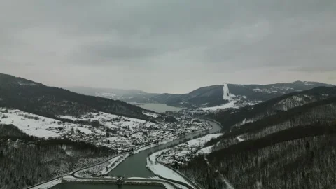 City ​​lake in the first snow in winter Stock Footage 258763567