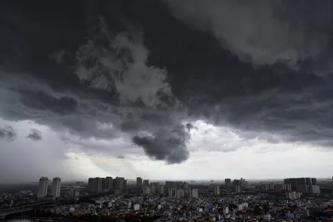 A city with a large cloud in the sky 스톡 사진