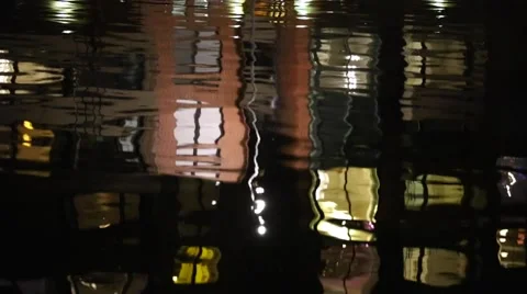City lights reflection on the water surface Vidéo 55675206