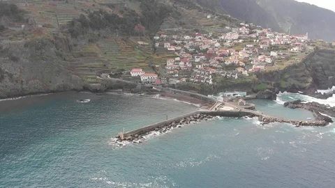 The city is located on the ocean. Stockbeeldmateriaal 120739902