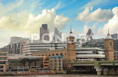 City of london one of the leading centers of global finance and canary wharf Stock Photos