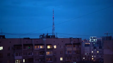 City night scene, glowing windows of residential apartment building at dusk Vídeos de archivo 134165490