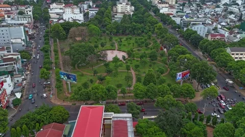 City Park Timelapse Between Busy Main Streets in Buon Ma Thuot 스톡 동영상 337051735