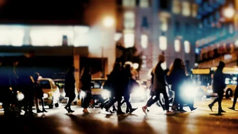 City pedestrians on busy winter night,cross street in slow motion. Vídeos de archivo