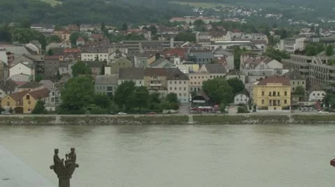 City ​​on the river Video stock 21671168