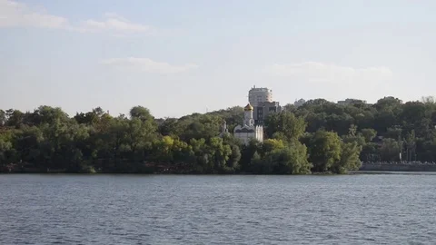 City with river 스톡 동영상 82825883