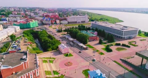 City on the river from a quadrocopter Stock-Footage 181972874