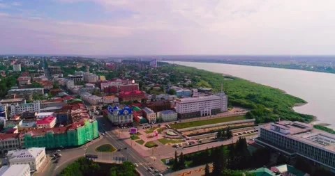 City on the river from a quadrocopter Stock-Footage 181981348
