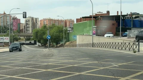 City road intersection with directional signage and pedestrian crossings Vídeos de archivo 337551507