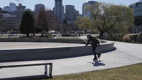 City Rollerblader Vídeos de archivo 87773263