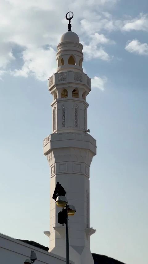 City Sightseeing Bus Passing Al-Khandaq Mosque Minaret Video stock 335327754
