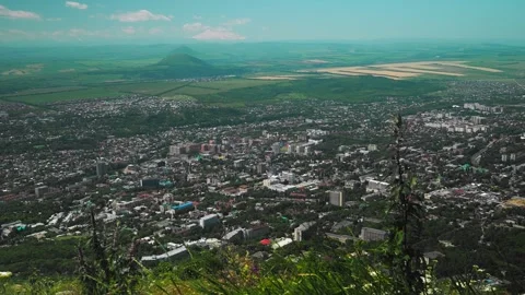 The city sprawls below surrounded by greenery and mountains under a clear blue Vídeos de archivo 312411366