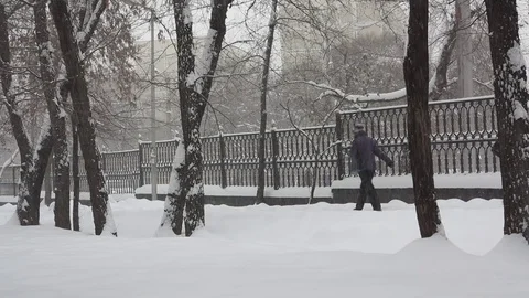 City square during a heavy snowfall Video stock 69892830