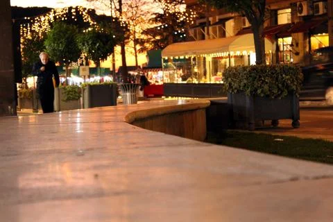 City Square at night with Festive String Lights and Urban Lifestyle Atmosphere Stock-Fotos