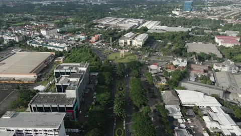City Streets With Traffic Intersecting At The Roundabout In Jakarta, Vidéo 172130003