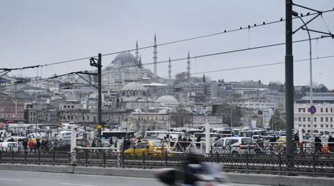 City traffic in the background Mosque Stockbeeldmateriaal 62614692