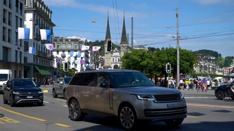 City traffic moves through the city center. Many cars in the city. Video stock 313328053