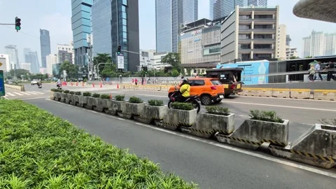 City traffic on Thamrin road 库存影片 339307044