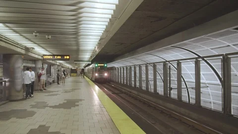 City Train Underground Arriving Stockbeeldmateriaal 87540624