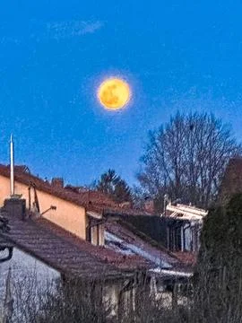 City Under a Full Moon Stock-Fotos