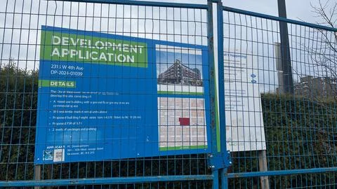 City of Vancouver development application sign at 2315 W 4th Ave, Kitsilano.. Stockfoto's