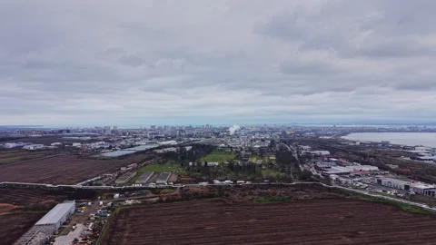 City view from above with cloudy sky and river in distance Stock Footage 331294562
