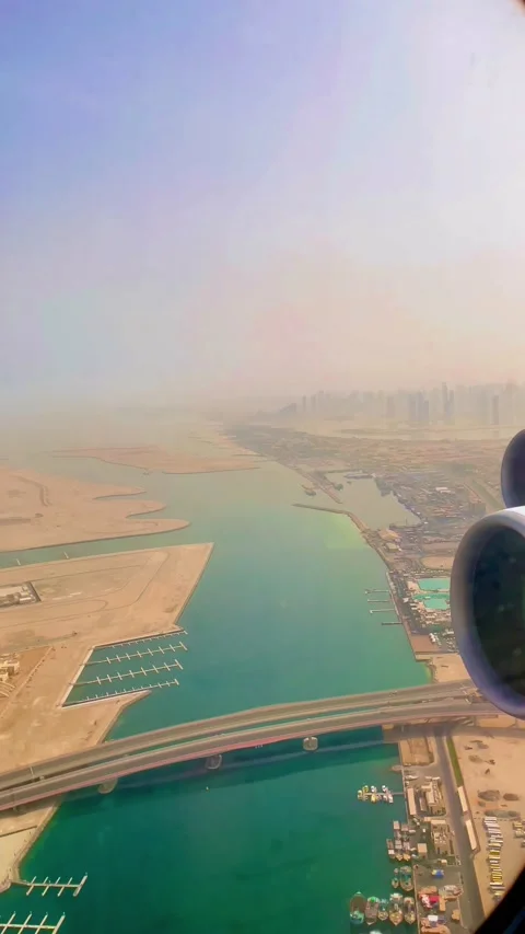 City view form airplane window with sandstorm Vidéo 209443500