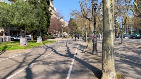 City walking in Barcelona. 스톡 동영상 334939724