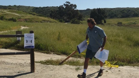 City worker re-opens public hiking trail that had been closed due to Covid-19. Видео 129712347