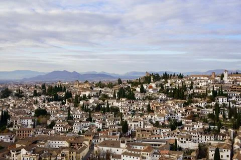 Cityscape with an array of white buildings surrounded by lush mountains in the b Fotos de archivo
