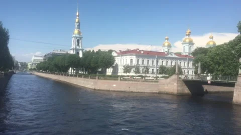 Cityscape with a chapel Vídeos de archivo 299739555