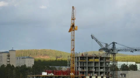 Cityscape with construction site and dramatic sky. Timelapse 库存影片 8605320